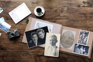 Se remémorer des souvenirs en regardant les photos de nos grands-parents, de notre jeunesse